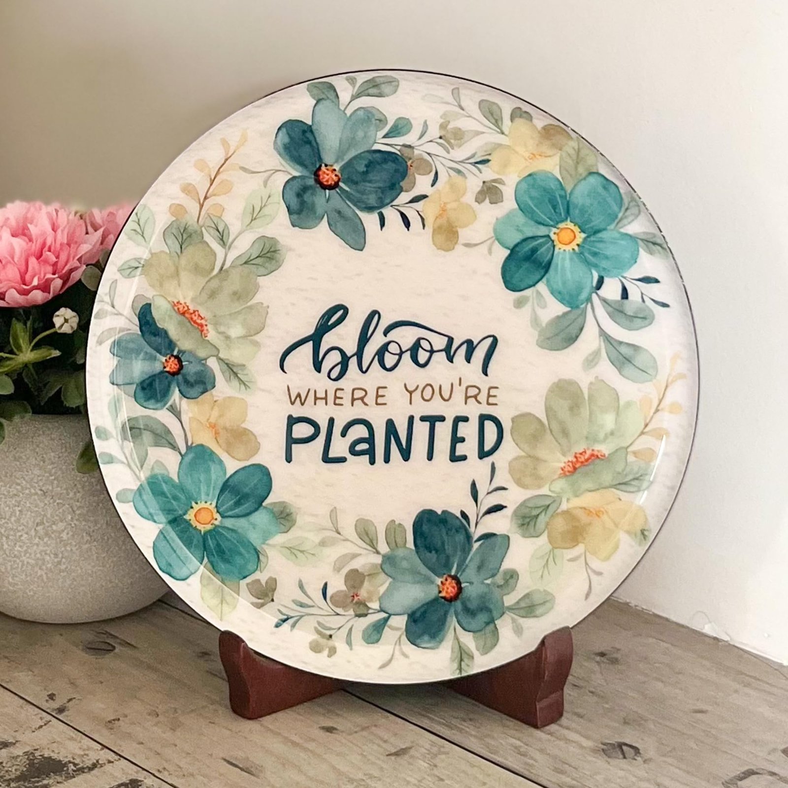 Amazon Basics Metal Bloom Where You are Planted Showpiece Plate with Wooden stand | 8 Inches | Mild Steel with Enamel Coating | Home & Office Desk Decor | Compact & Stylish Design | (21.5 x 20.5 x 5 cm)