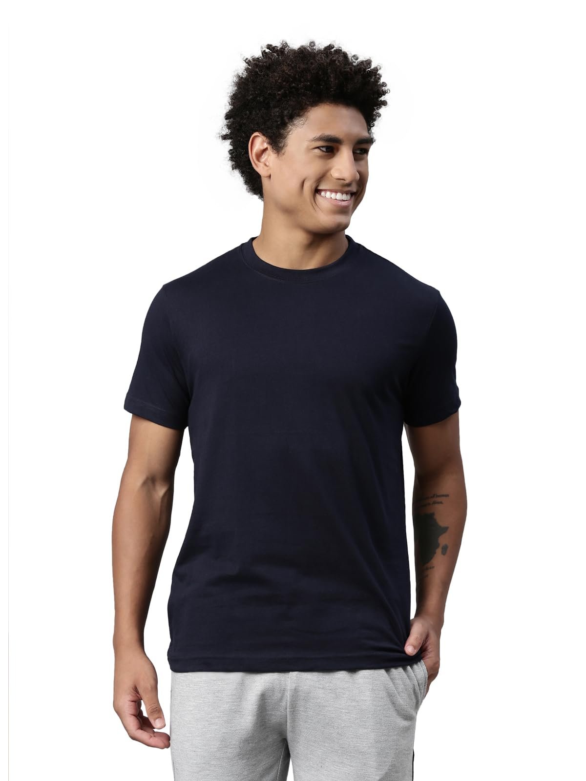 Levi’s 025 Men’s Premium Soft Cotton Solid T-Shirt – Round Neck, Short Sleeves with Side Branding (Pack of 1) Regular Fit
